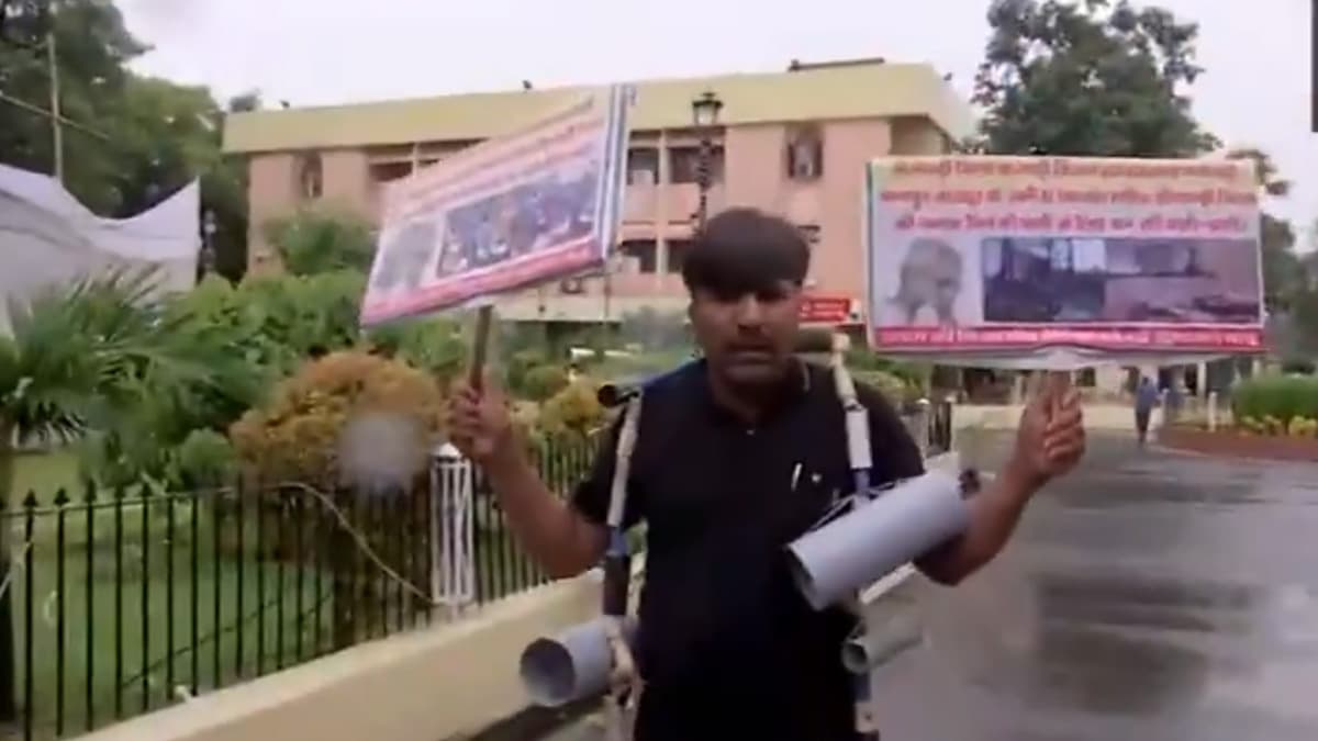 बिहार में अनोखा विरोध प्रदर्शन, RJD विधायक मुकेश कुमार यादव ने खोली नीतीश सरकार की पोल