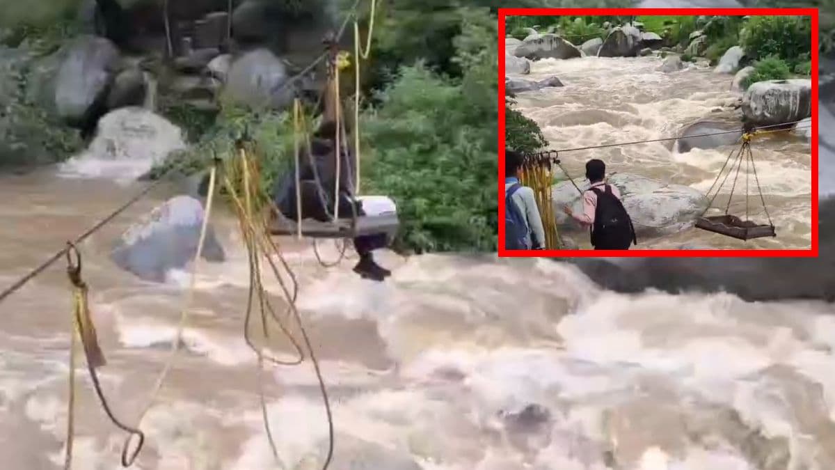 Jammu And Kashmir: Kathua में बरसात के बाद उफान पर नदी, जान जोखिम में डालकर नदी पार कर रहे बच्चे