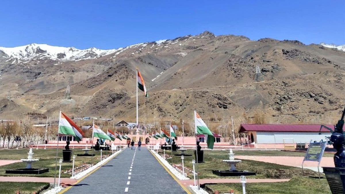 Kargil Vijay Diwas 2025: कारगिल विजय दिवस आज, इन देशभक्ति कोट्स से वीरों को दें सच्ची श्रद्धांजलि