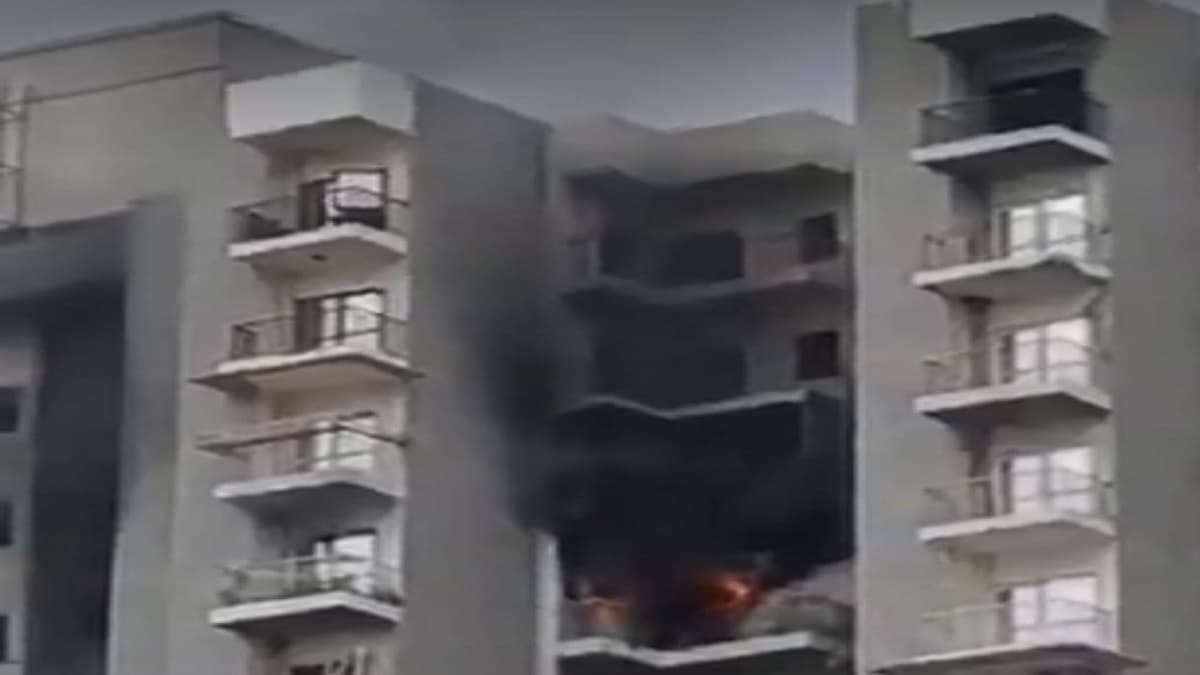 Greater Noida News, Noida Fire Brigade, Greater Noida West, mayfair Society, Latest News, ग्रेटर नोएडा समाचार, नोएडा फायर ब्रिगेड, ग्रेटर नोएडा वेस्ट, मेफेयर सोसायटी, ताजा खबर