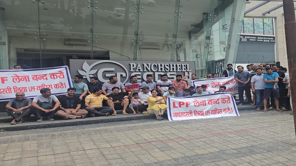 ग्रेटर नोएडा वेस्ट को बिल्डरों ने बनाया 'नर्क', विभिन्न सोसायटी के लोगों ने खोला मोर्चा