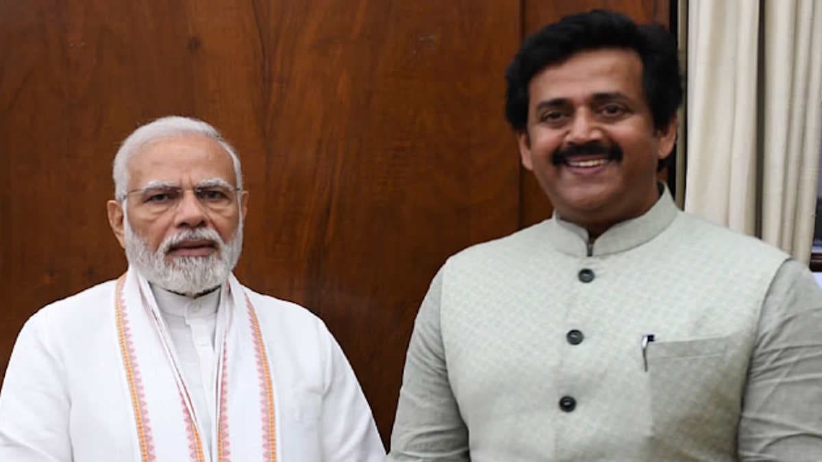 PM मोदी ने जब पैर छूने से BJP सांसद को रोका, कहा-भारत झुकेगा नहीं, रवि किशन ने सुनाया किस्सा