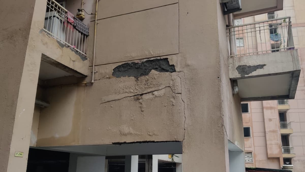 Greater Noida News: ग्रेटर नोएडा वेस्ट में फिर गिरा प्लास्टर, अजनारा होम्स में 7 दिन में पांचवीं घटना