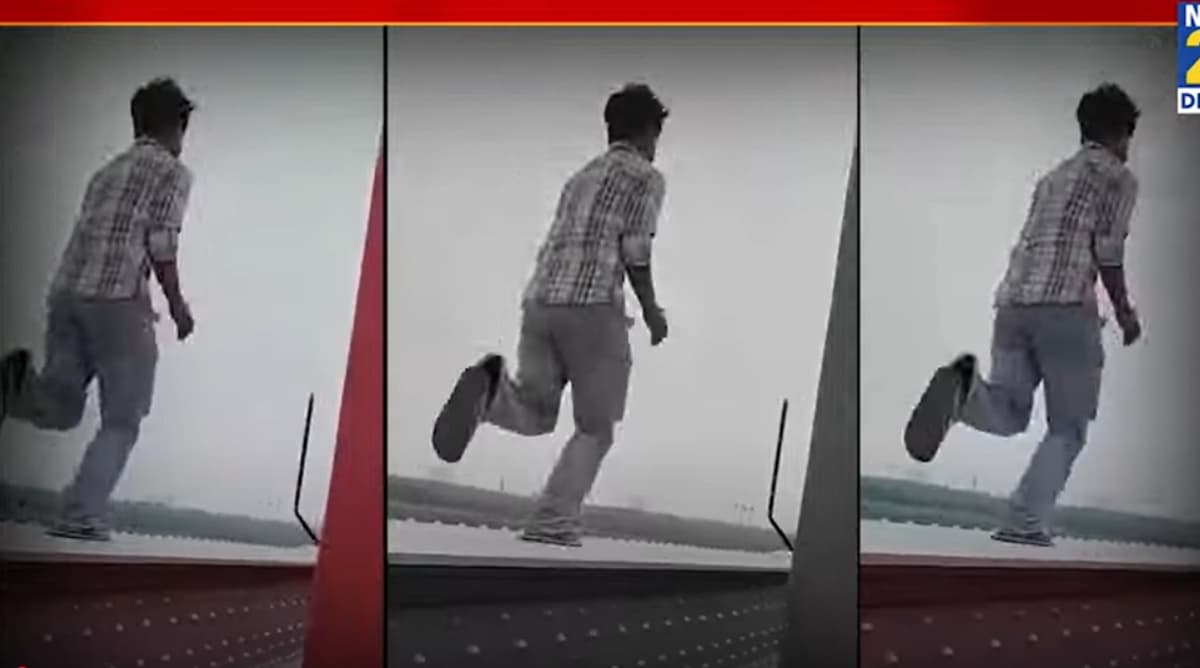 चलती ट्रेन से निकला, ब्रिज पर स्टंट कर फिर लौटा, देखिए पूरा वीडियो
