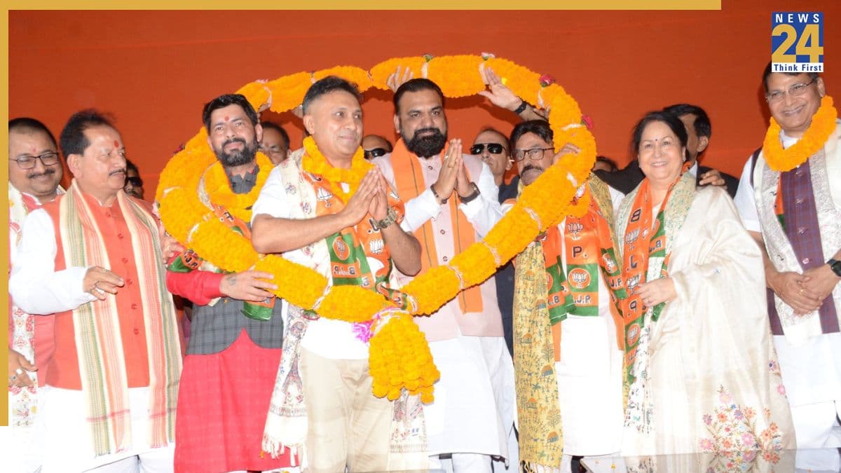 पूर्व IPS आनंद मिश्रा समेत कई बड़े नेताओं ने थामा बीजेपी का दामन, पाला बदलते ही राहुल-तेजस्वी पर हमला