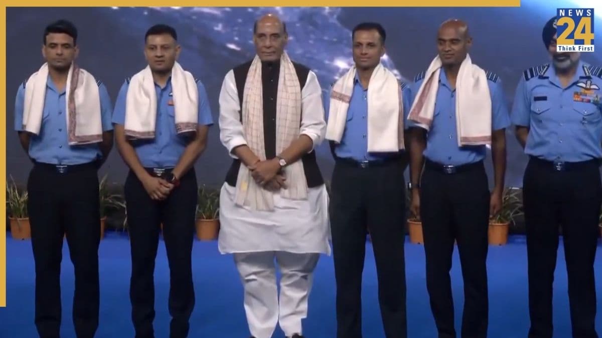 'ढाई साल की ट्रेनिंग ढाई महीने में की पूरी', रक्षा मंत्री राजनाथ सिंह ने की ग्रुप कैप्टन शुभांशु शुक्ला की जमकर तारीफ
