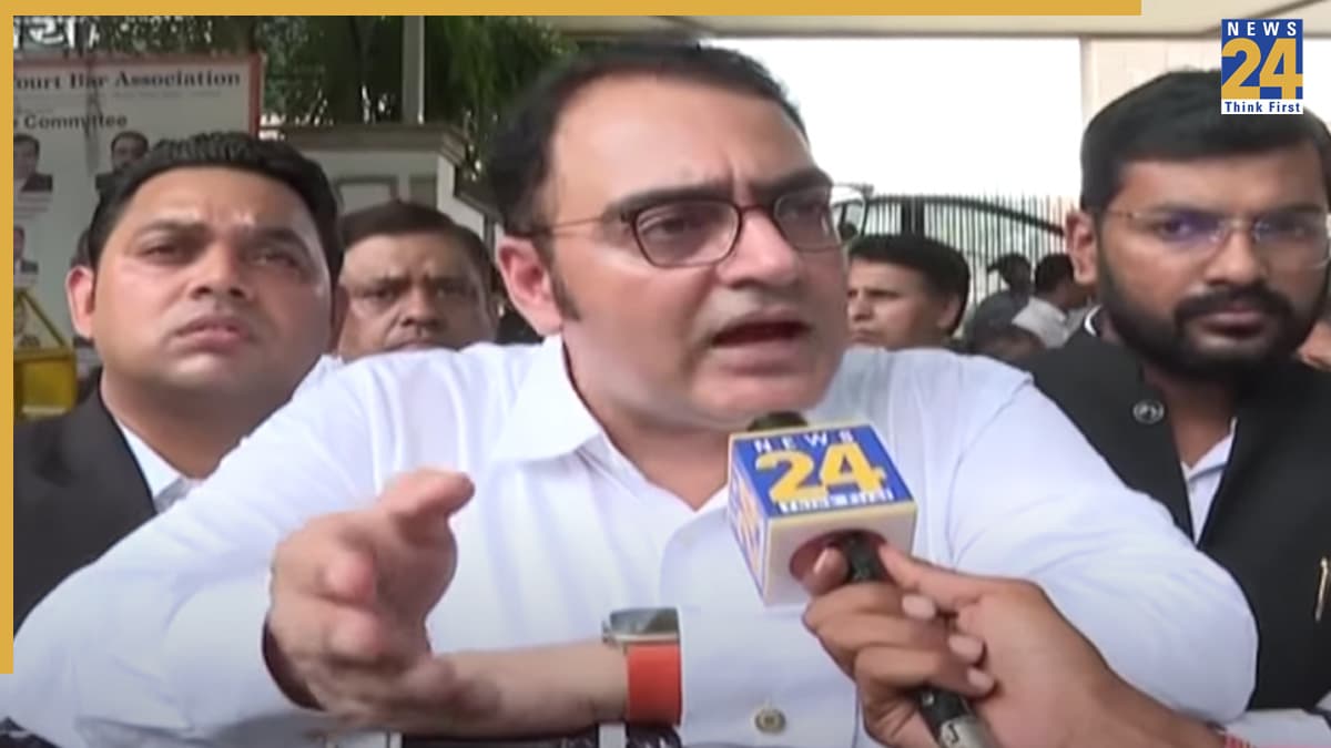 Video: दिल्ली की सड़कों पर उतरे वकील, किस फैसले के खिलाफ रहे हैं प्रदर्शन?