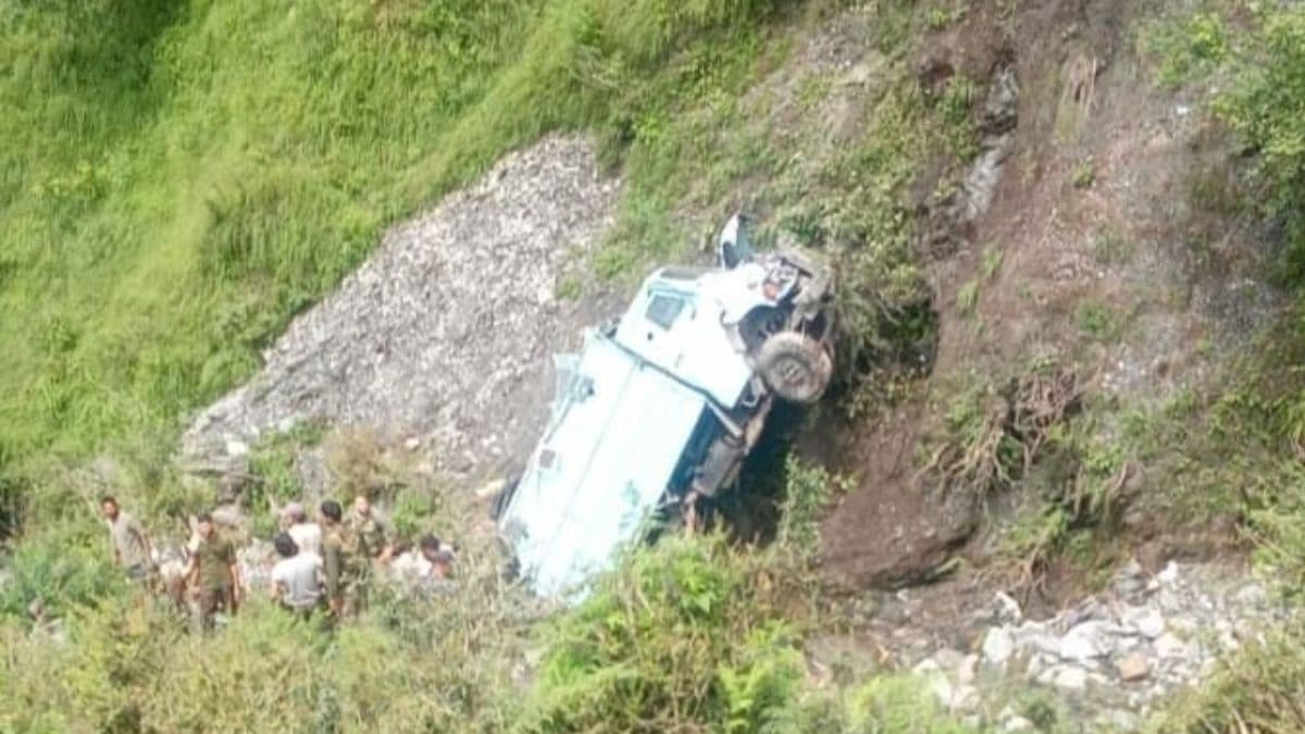 जम्मू-कश्मीर में बड़ा हादसा, CRPF जवानों से भरी गाड़ी पलटी, 3 की मौत