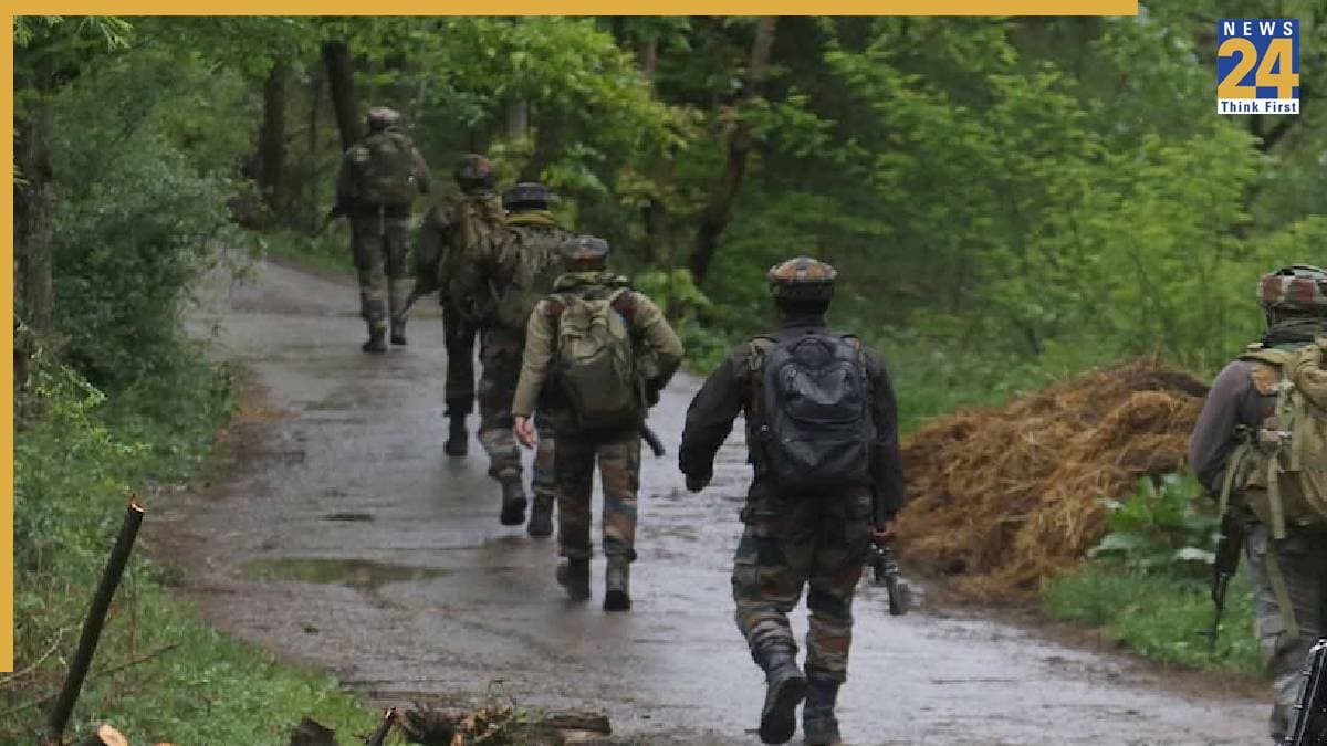 जम्मू-कश्मीर के पुंछ में 2 आतंकी गिरफ्तार, 2 राइफल और गोला-बारूद हुआ बरामद