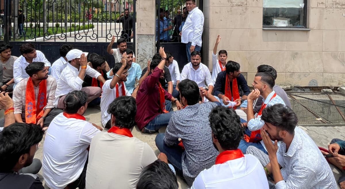 Greater Noida News: ग्रेटर नोएडा में बीटेक छात्रा सुसाइड केस, एबीवीपी ने केसीसी के गेट पर बोला हल्ला