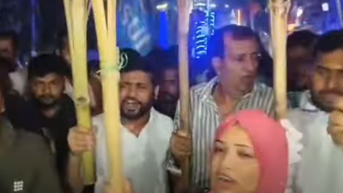 Video: फिर दिखा कन्हैया कुमार का पुराना अंदाज, मशाल लेकर सड़क पर क्यों उतरे?