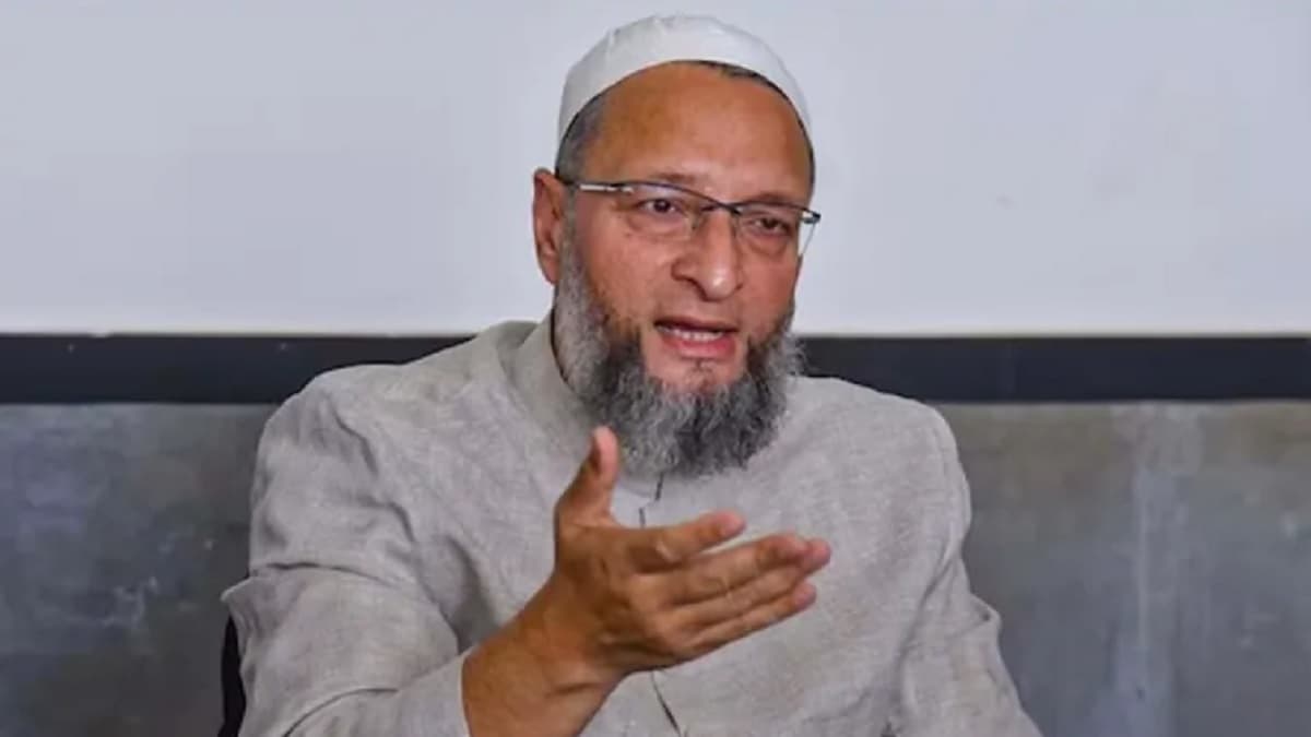 अलीगढ़ मुस्लिम यूनिवर्सिटी में फीस बढ़ाए जाने पर छात्रों ने काटा बवाल, ओवैसी भी विरोध में कूदे