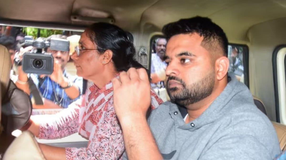 प्रज्वल रेवन्ना को हुई उम्रकैद, पीड़िता को 7 लाख देने का भी आदेश, सजा सुनते ही रो पड़े पूर्व सांसद