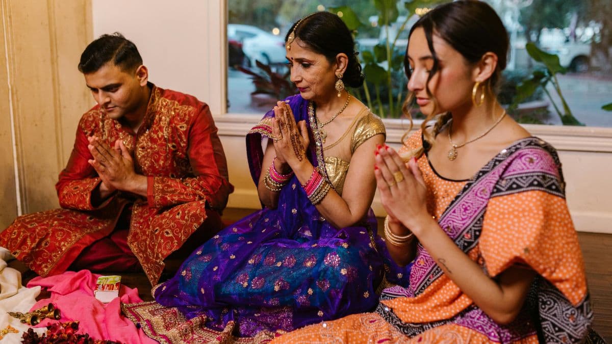 इन दिशाओं में मुंह करके कभी न करें पूजा, नहीं मिलेगा फल