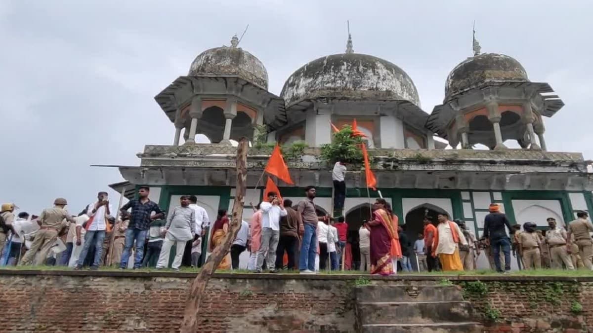 यूपी में मकबरा-मंदिर को लेकर बवाल, भगवा लहराने पर दो पक्षों में जमकर हुआ पथराव, वीडियो आया सामने