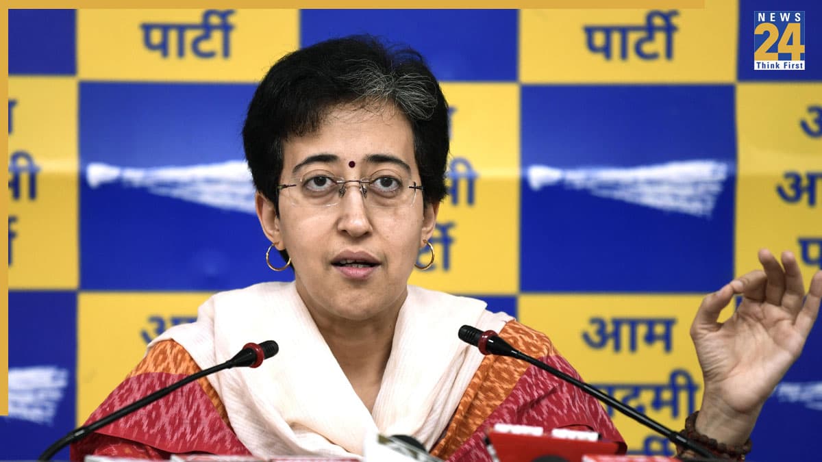 दिल्लीवाले भाजपा से पूछ रहे, किस कानून के तहत सरकारी कर्मचारियों को छुट्टी के दिन बुलाकर रैली में भेजा गया
