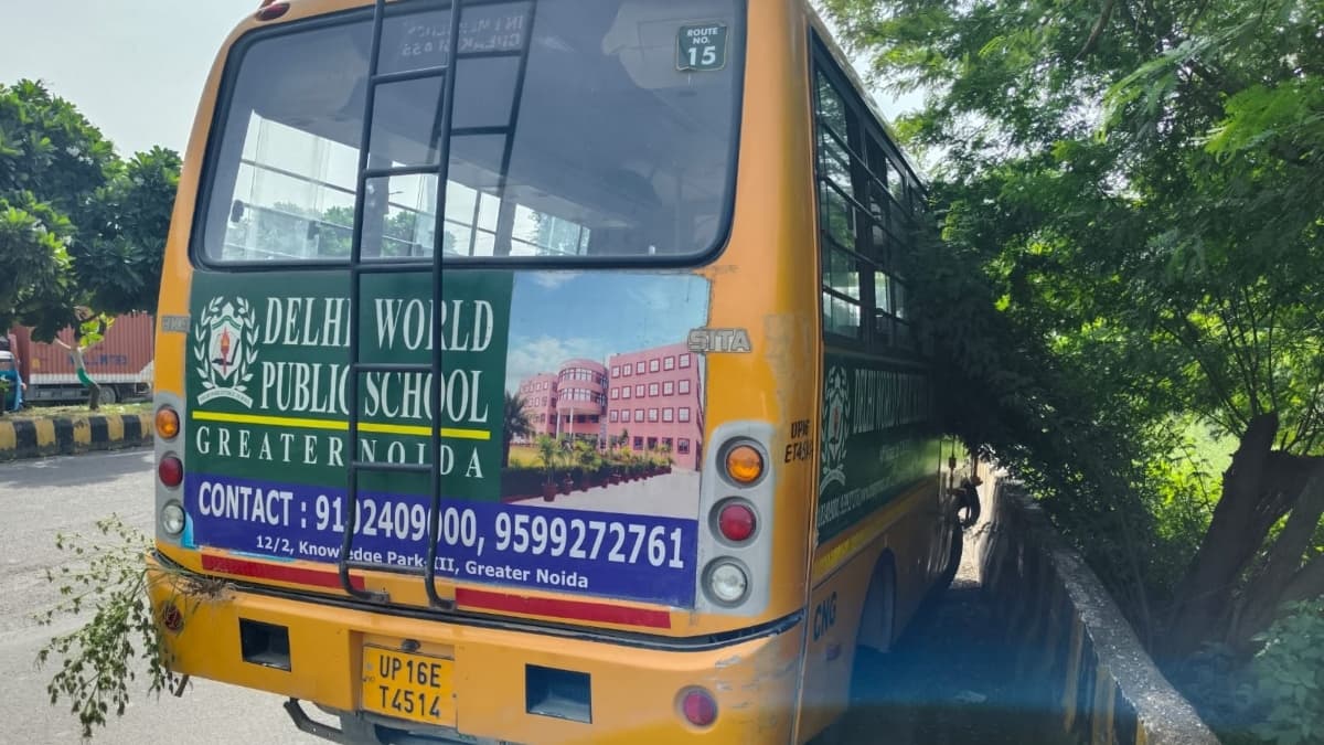 delhi world public school bus