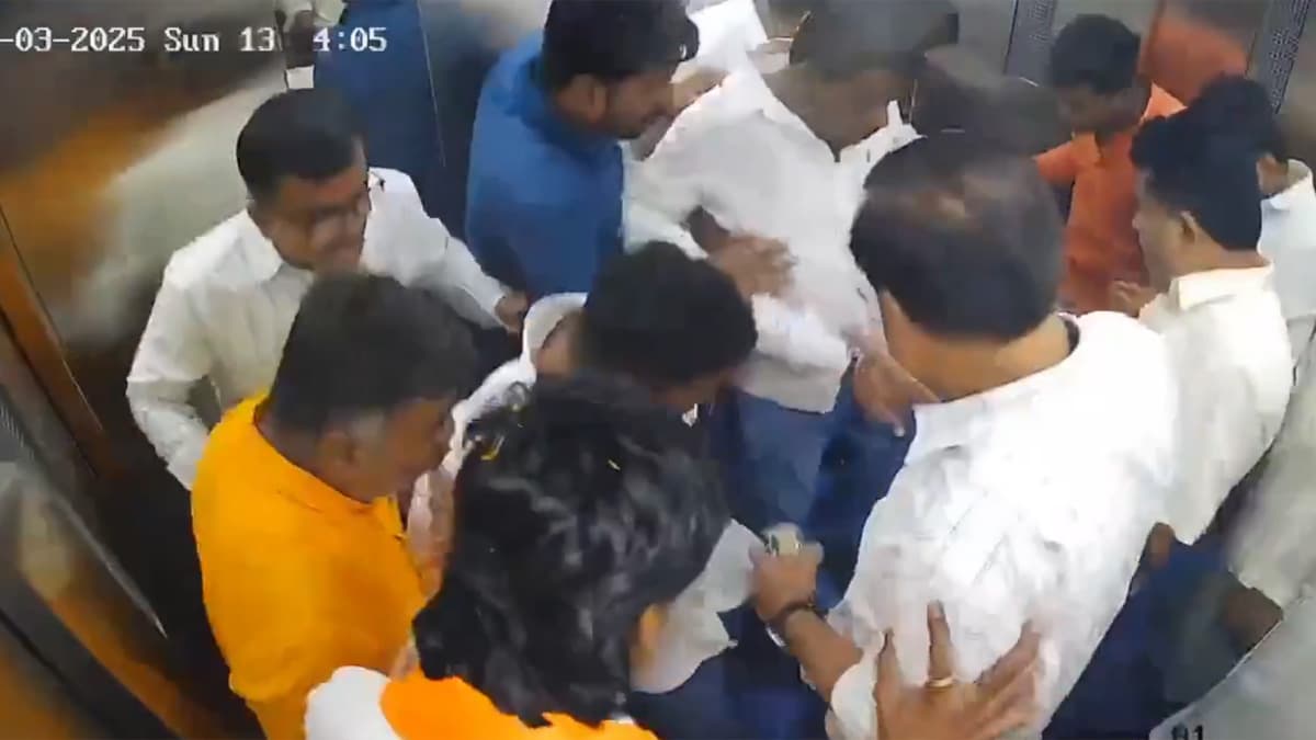 मनोज जरांगे हादसे का शिकार होने से बचे, धड़ाम से नीचे गिरी लिफ्ट
