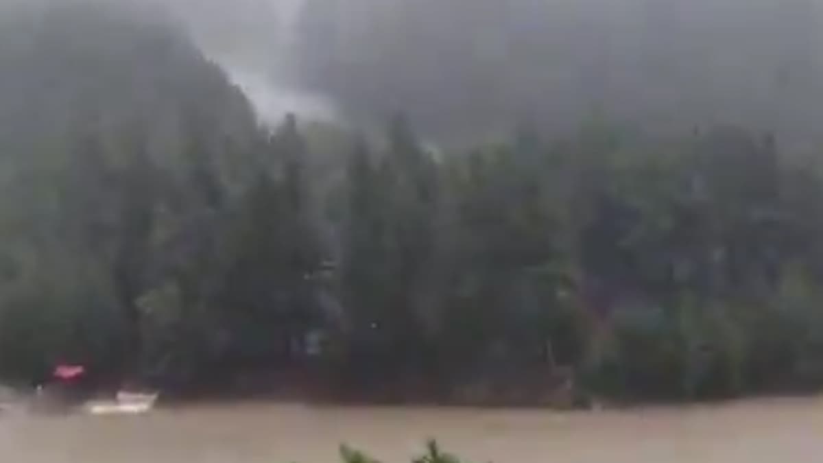 Uttarkashi Cloudburst: बादल फटने से आर्मी कैंप और हेलीपैड तबाह, जवानों समेत 200 से ज्यादा लोगों के लापता होने की आशंका