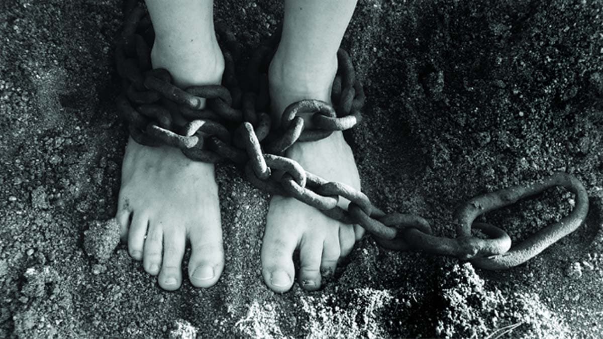 जंजीरों में बांधा, गुलामो की तरह रखा, वलसाड से सामने आया इंसानियत को शर्मसार करने वाला मामला