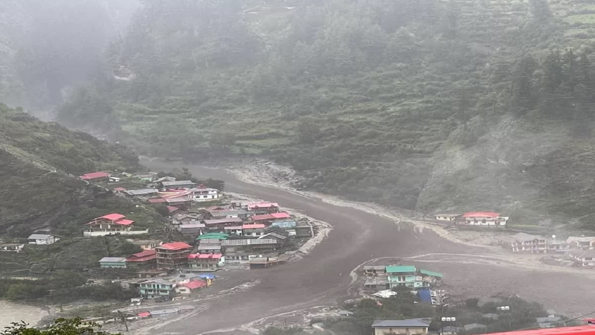 बादल फटने के बाद मलबे ने मचाई तबाही, बचे घरों पर इस तरह आई आफत