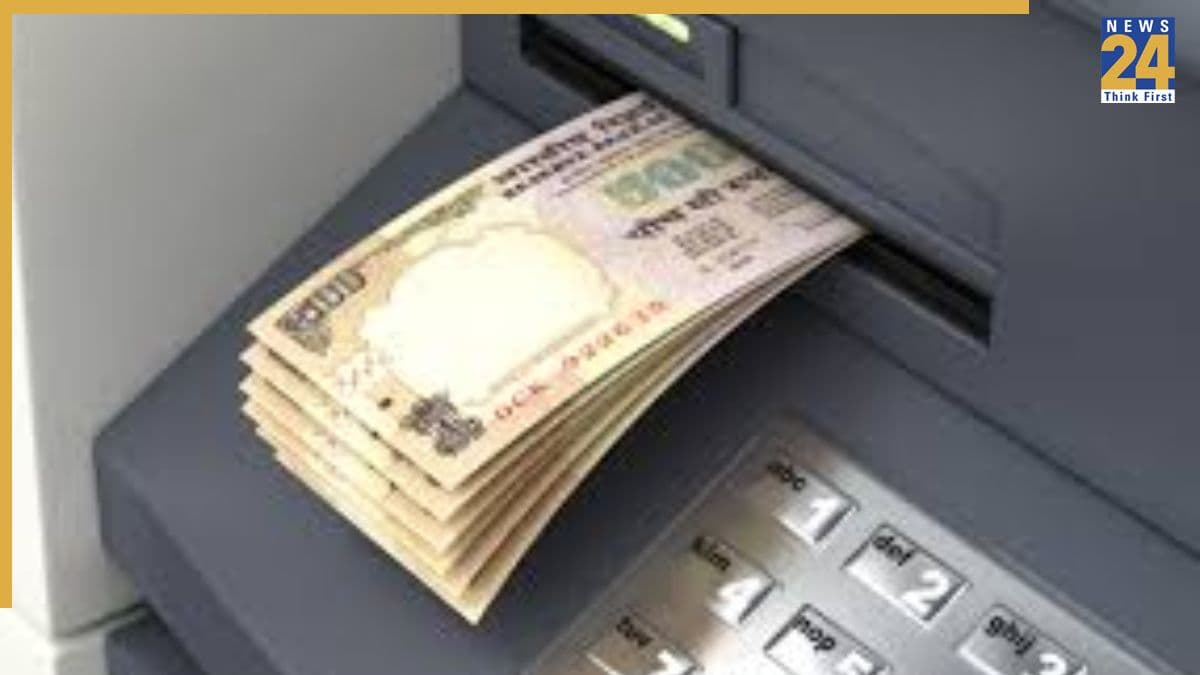 जीरो बैलेंस वाले खातों से निकलने लगे नोट तो अलग-अलग ATM पर उमड़ी भीड़, पुलिस में मचा हड़कंप