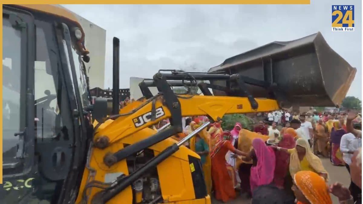 राजस्थान में महिलाओं पर जेसीबी मशीन से कुचलने का प्रयास! ग्रामीणों ने लगाया ये आरोप