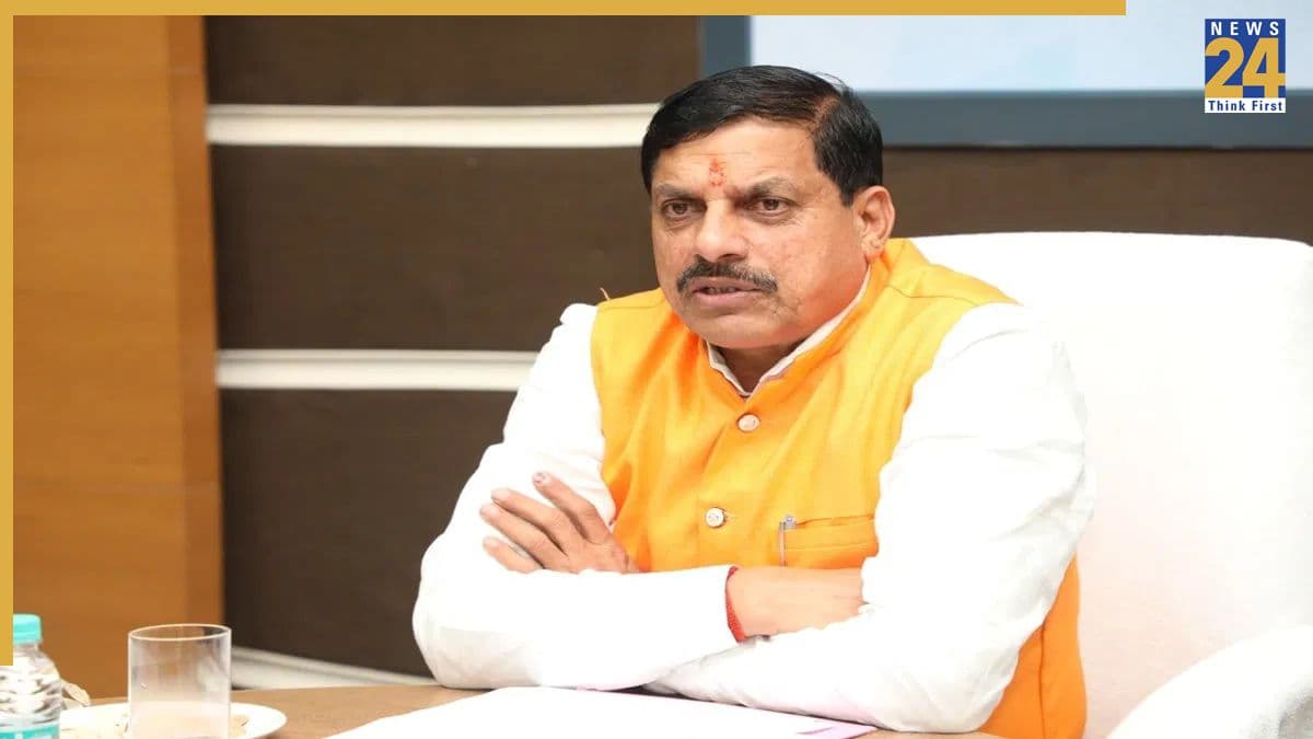 रतलाम में सीएम ने लगाई SP को फटकार, बोले "नहीं संभाल रही भीड़ तो छोड़ो मैं संभालूं क्या?