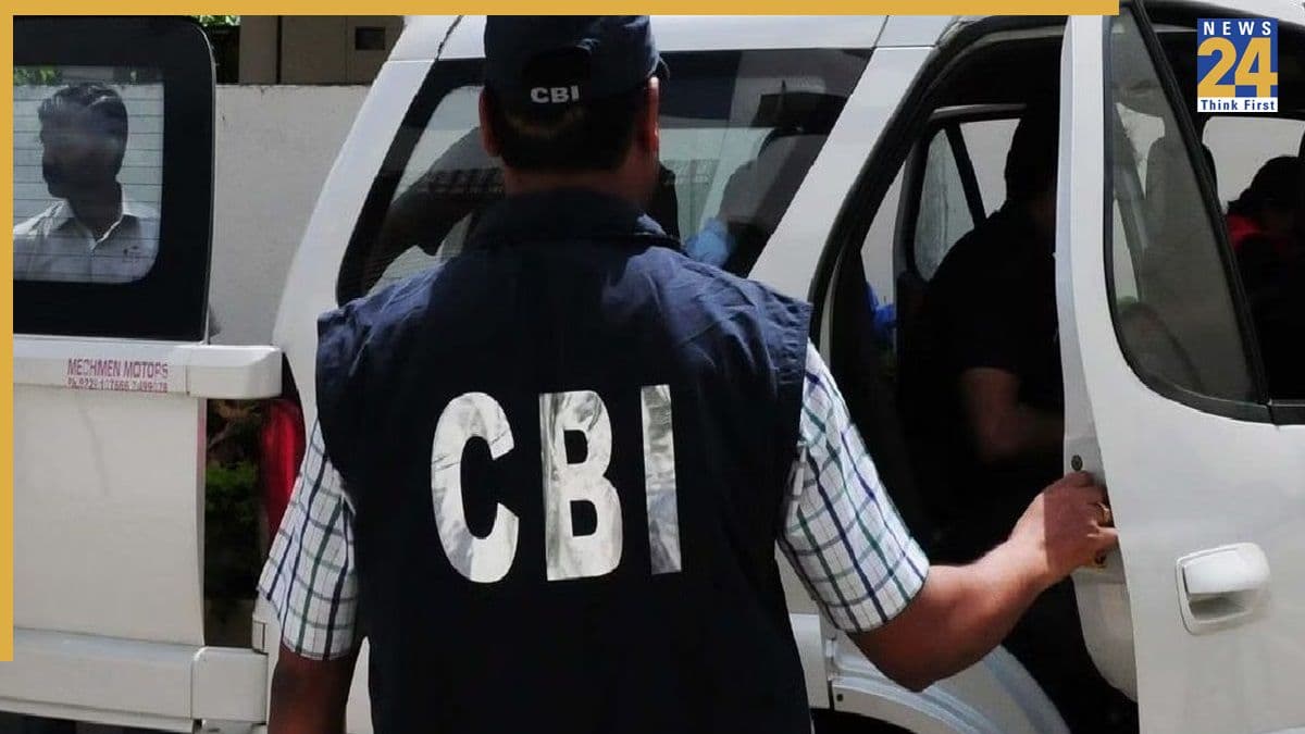CBI की बेंगलुरु और आंध्र प्रदेश में 16 जगहों पर छापेमारी, सरकारी पैसे को रिश्तेदारों के खातों में भेजने का आरोप