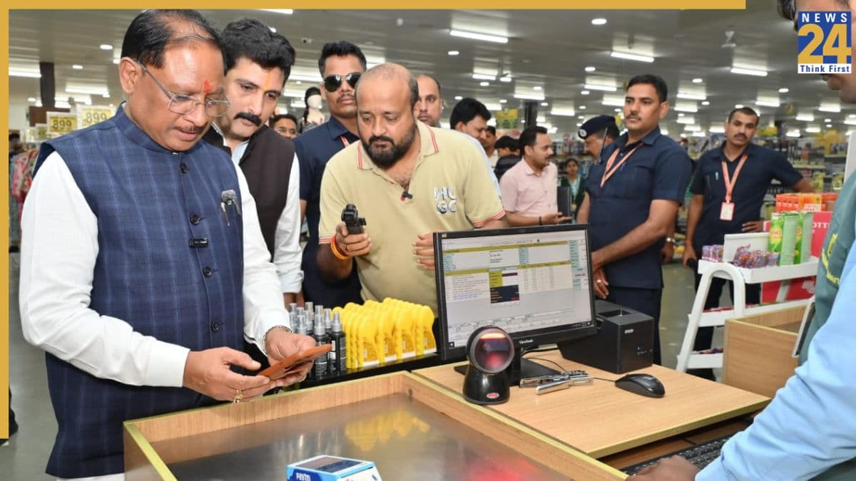 जब मुख्यमंत्री खुद बने ग्राहक, घरेलू सामान की शॉपिंग कर उठाया जीएसटी दरों में कटौती का लाभ