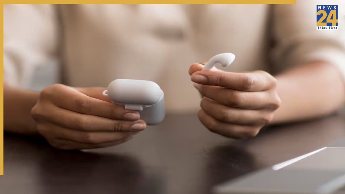 Earbuds Cleaning Tips: ईयरबड्स को घर पर ऐसे करें साफ, आवाज और बैटरी दोनों रहेंगे बेहतर