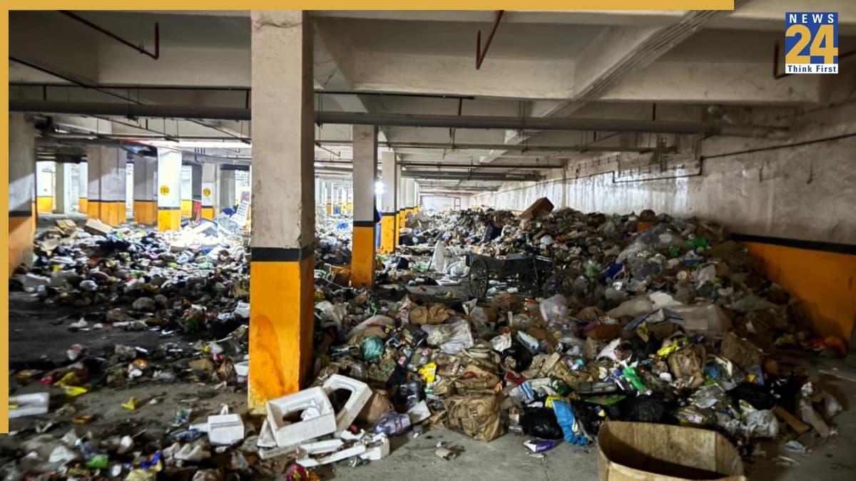 Greater Noida News: ग्रेटर नोएडा वेस्ट की सोसायटी का बेसमेंट बना कूड़ाघर, बीमारी का बढ़ा खतरा