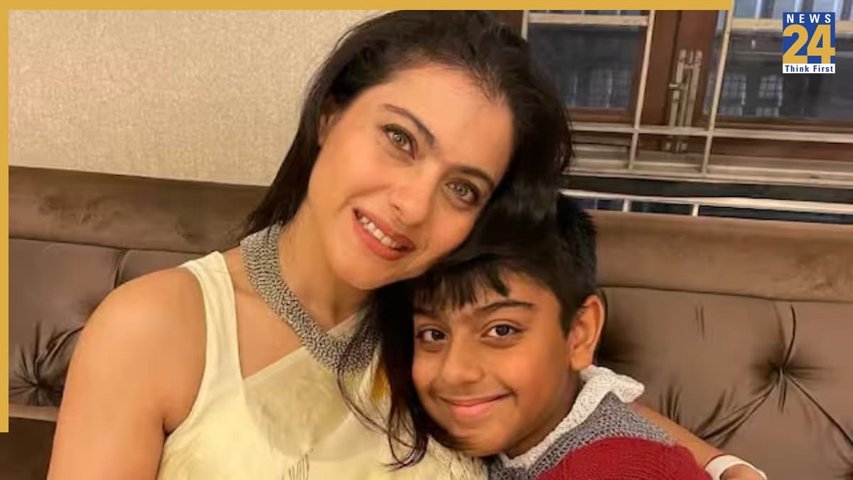Kajol के संस्कारों ने जीता लोगों का दिल, बेटे ने मां पर लुटाया प्यार, देखें वीडियो