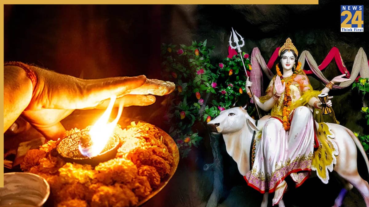 मां महागौरी देवी की आरती | Maa Mahagauri Devi Ki Aarti Lyrics in Hindi- 8th Navratri पूजा विधि, शुभ मुहूर्त, प्रिय भोग, मंत्र व शुभ रंग