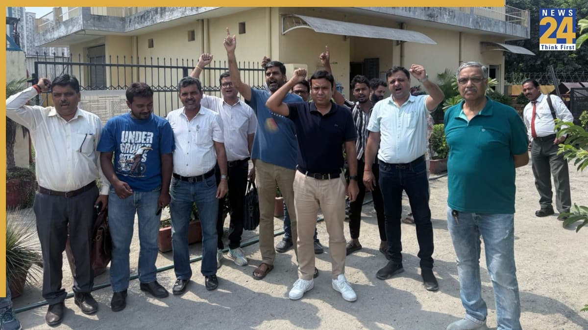 Greater Noida News: ग्रेटर नोएडा वेस्ट में बिजली कटौती पर भड़के व्यापारी, NPCL Office पर प्रोटेस्ट