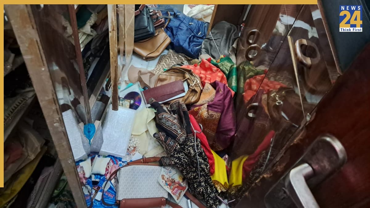 Noida News: नोएडा में रिटायर्ड आईएएस के घर नेपाल के नौकर ने किया कांड, लाखों की ज्वैलरी लेकर फरार
