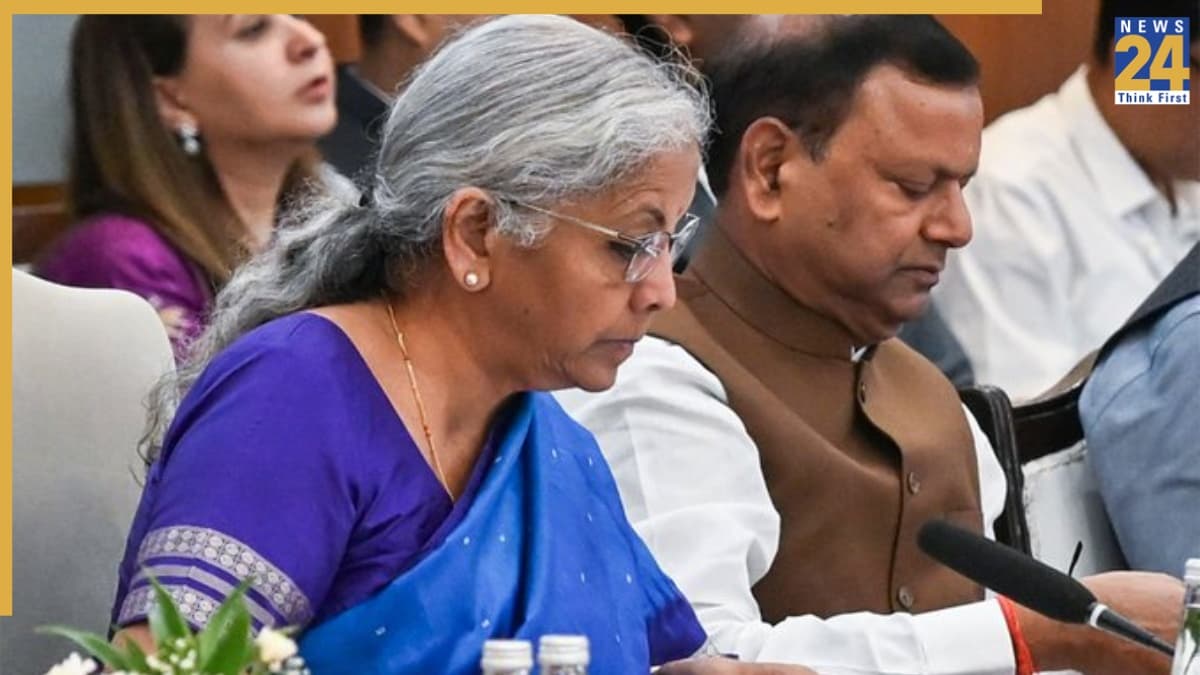 हेल्थ-लाइफ इंश्योरेंस आज से टैक्स-फ्री, नए GST स्लैब के दायरे में शामिल हैं ये दवाइयां और मेडिकल उपकरण