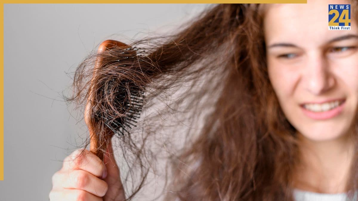 Hair Wash के बाद बिखरे-बिखरे रहते हैं बाल? डर्मेटोलॉजिस्ट ने बताया Frizzy Hair कंट्रोल करने का तरीका