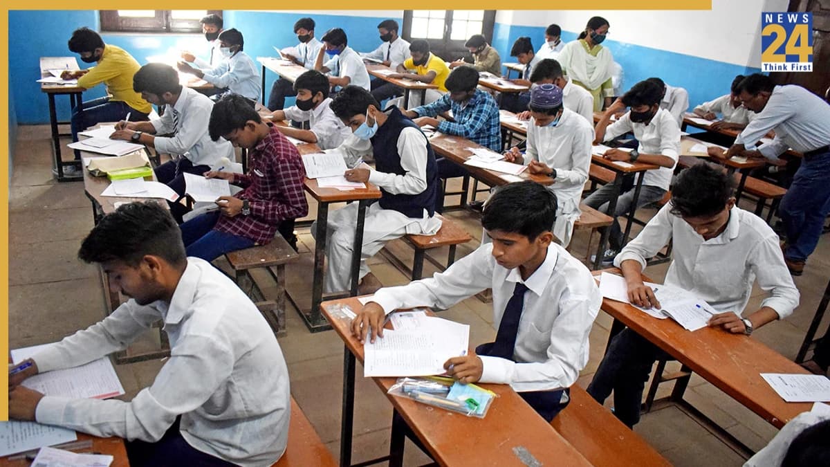 CBSE बोर्ड की 10वीं-12वीं परीक्षा की अस्थायी तारीखों का ऐलान, जानें कब से शुरू होंगे एग्जाम