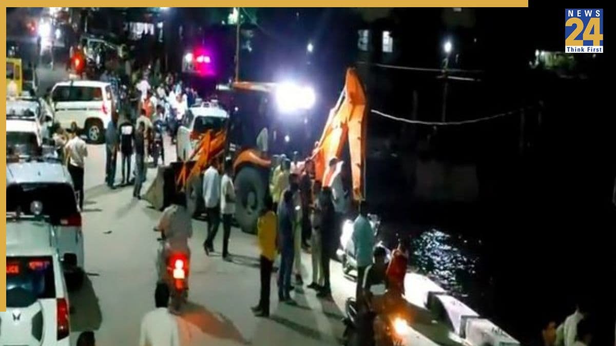 क्षिप्रा नदी में गिरी कार से एक पुलिसकर्मी का शव बरामद, NDRF का रेस्क्यू ऑपरेशन जारी