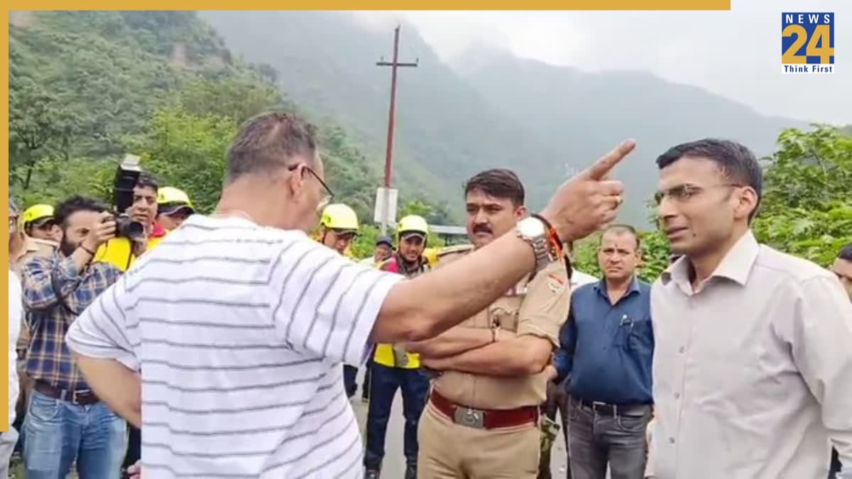 'अपना रंग-ढंग ठीक कर लो...', उत्तराखंड में DM पर भड़के मंत्री, हाथ जोड़कर निकले जिलाधिकारी