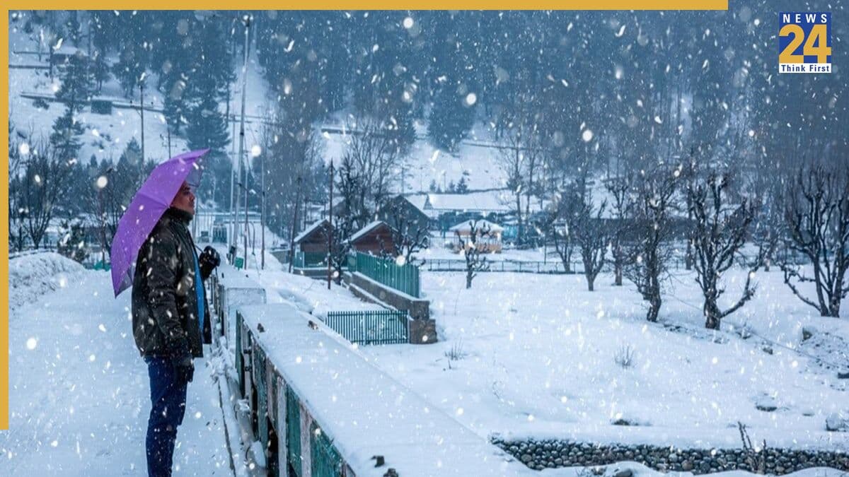 पहाड़ों पर पहली बर्फबारी ने बढ़ाई ठंडक, उत्तराखंड, हिमाचल और कश्मीर में खिले पर्यटकों के चेहरे