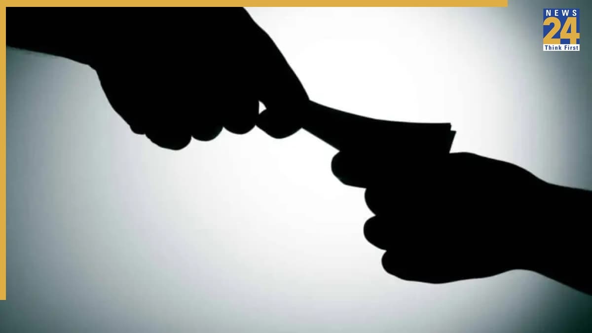 ग्रेटर नोएडा में 50 हजार की रिश्वत लेते लेखपाल रंगेहाथ गिरफ्तार, कार से 4.5 लाख रुपये कैश मिला