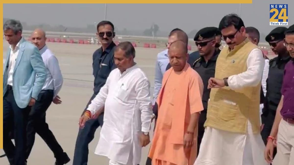 Greater Noida News: नोएडा इंटरनेशनल एयरपोर्ट पहुंचे CM योगी, तैयारियों का ले रहे जायजा