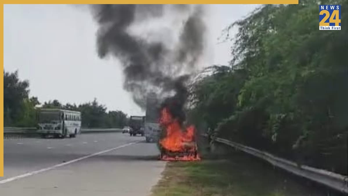 Greater Noida News: यमुना एक्सप्रेस वे पर चलती कार बनी आग का गोला, ड्राइवर ने कूदकर बचाई जान