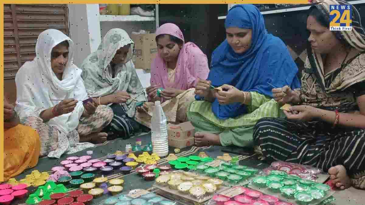 मुस्लिम महिलाओं ने बनाए दीपावली के दीये, घंटे भर बिना तेल के जलेंगे