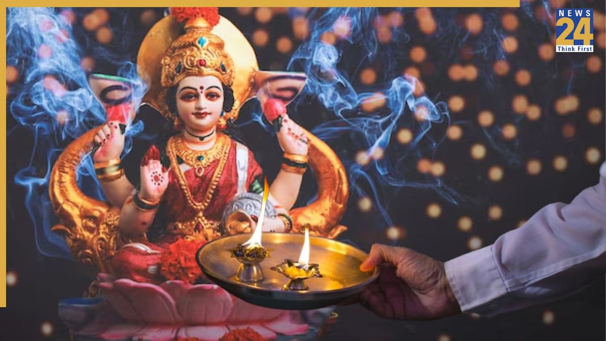 Maa Lakshmi Chalisa And Aarti Lyrics: 'मातु लक्ष्मी करि कृपा, करो हृदय में वास' मां लक्ष्मी को प्रसन्न करने के लिए करें चालीसा का पाठ और आरती