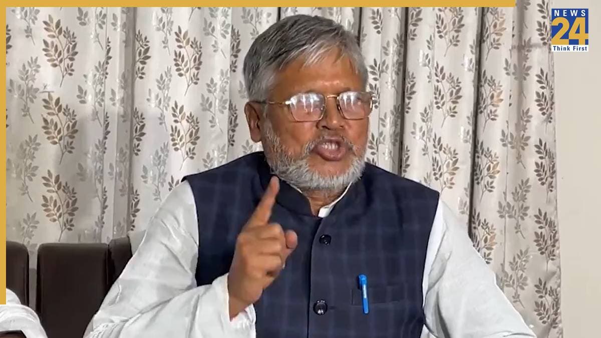 Video: बिहार में BJP को बड़ा झटका, अलीनगर से विधायक मिश्री लाल यादव ने दिया इस्तीफा