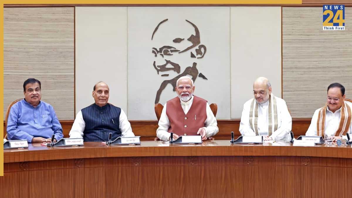 मोदी कैबिनेट ने लिए कई बड़े फैसले, दीवाली-छठ पर रेल यात्रियों को गिफ्ट, 4 नए रूट का ऐलान