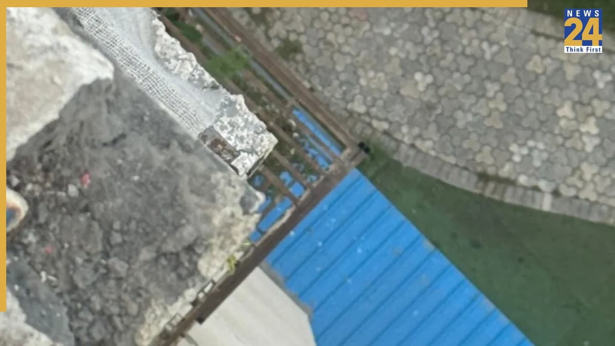 ग्रेटर नोएडा वेस्ट में बड़ा हादसा, पंचशील सोसायटी में गिरा प्लास्टर